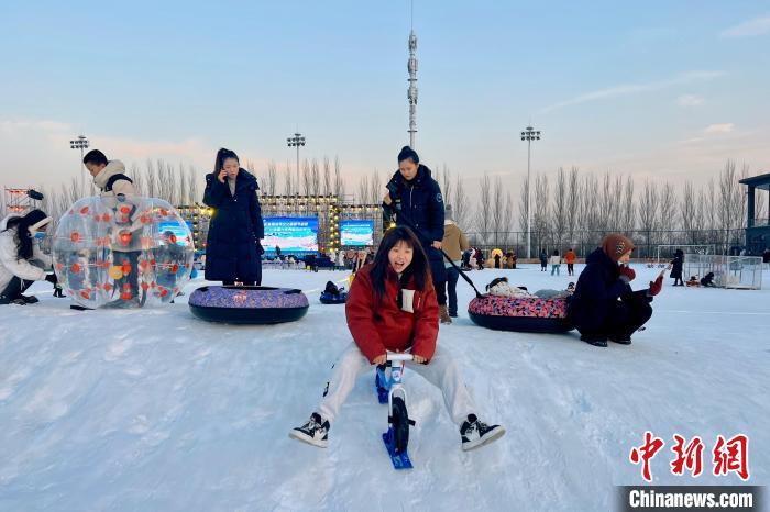 游客畅玩冰雪娱乐项目。中新网记者 于晶 摄