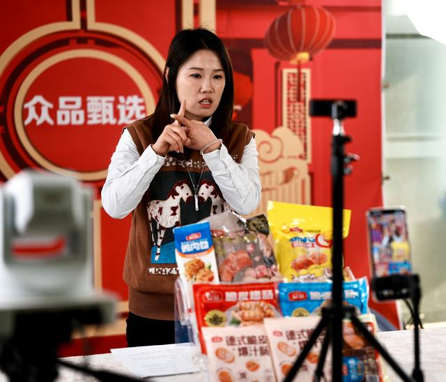 12月26日，华昱电商直播室内，一名工作人员在进行线上售卖。人民日报记者张文豪摄