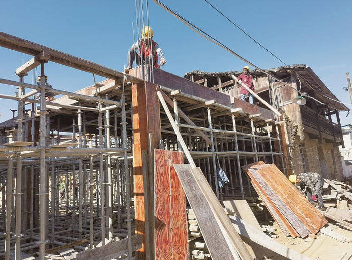 工匠正在修缮泰宁古城左圣路东门二巷的老屋。 赵文娟 摄