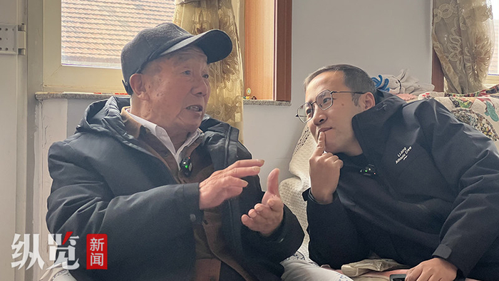 韩永祉（左）和张强在一起交流戏装知识。李见/摄