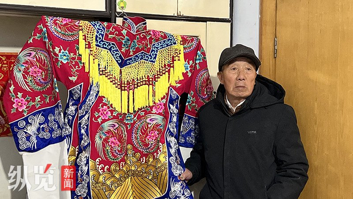 韩永祉和他设计制作的戏装。李见/摄