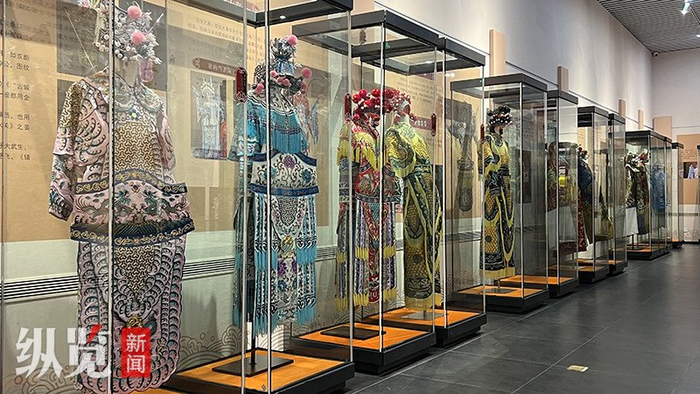 长城卫所博物馆非遗会客厅内收藏的戏装。李见/摄