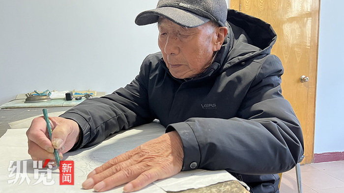 韩永祉在速写戏装图案。李见/摄