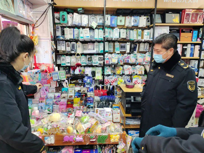 佳木斯市市场监管人员对市场盲盒经营主体开展摸底排查。资料图片