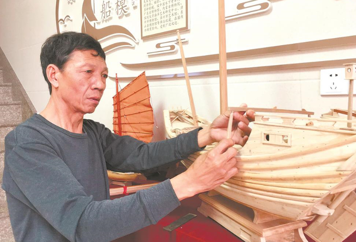 吴添才在制作船模。 欧东茵 摄