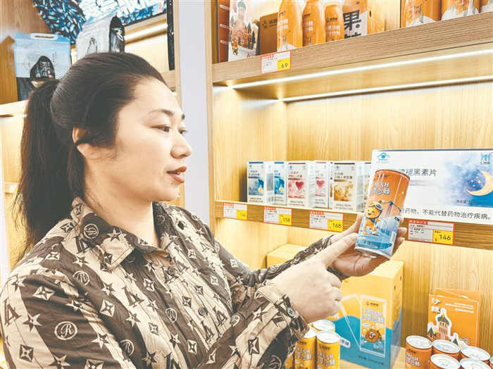     亚冬会指定沙棘饮品进驻展示直销中心。本报记者 韩波摄