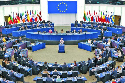 11月27日，在法国斯特拉斯堡，冯德莱恩（中）在欧洲议会会议上讲话。新华社发