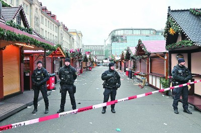 　　12月21日，警察在德国马格德堡发生袭击事件的圣诞市场警戒。新华社发