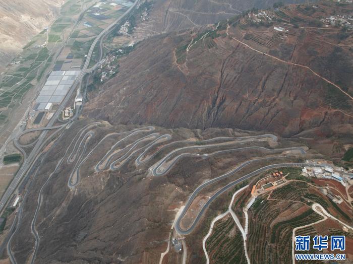 在山上的橙子种植基地，面临着取水困难。（资料图）