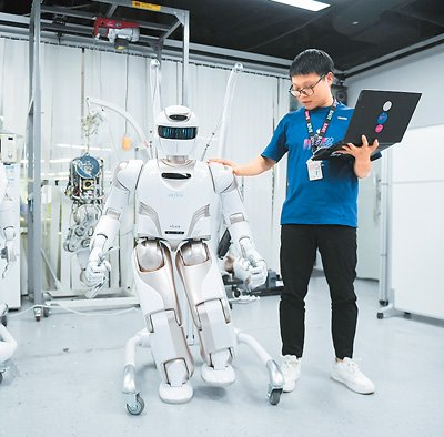 在广东省深圳市优必选科技股份有限公司总部，工作人员对人形机器人Walker X进行测试。新华社记者 毛思倩摄