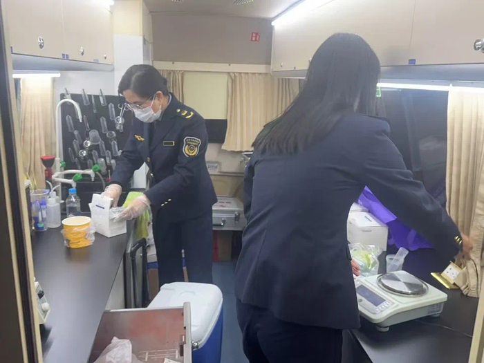 对夜间食品进行抽样快检。