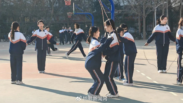 邯郸市广泰中学学生在操场上跳绳