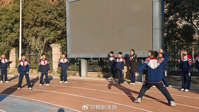 邯郸市邯山区渚河路小学学生在投沙包