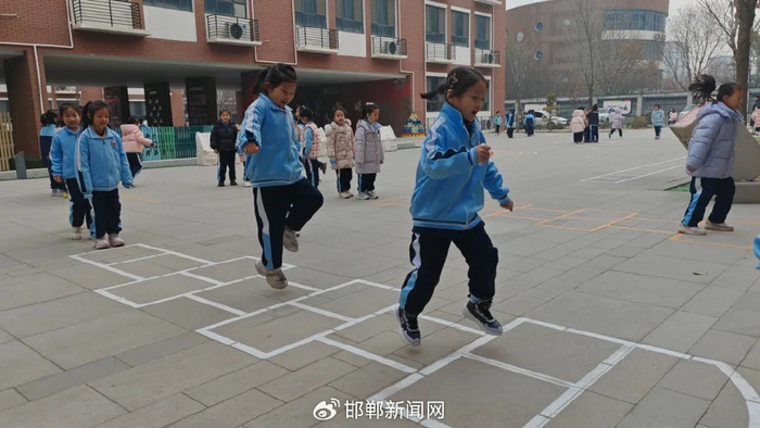 邯郸经开区曙光第三小学学生在课间体验“跳房子”游戏