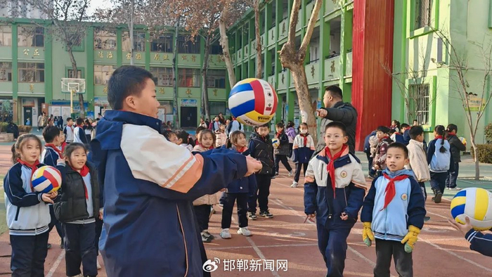 邯郸市复兴区人民小学学生在课间练习排球