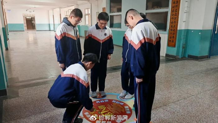 邯郸市广泰中学学生在课间玩“萝卜蹲”游戏