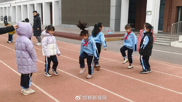 邯郸经开区曙光第三小学学生在操场跳皮筋