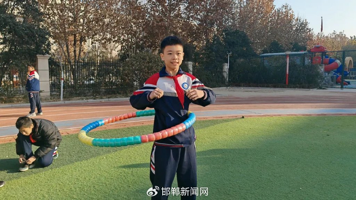 邯郸市邯山区渚河路小学学生在转呼啦圈