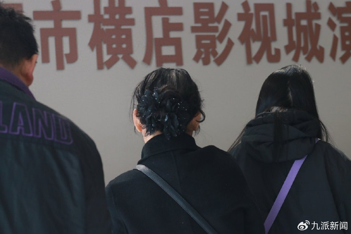 横店演员公会里，一名中老年女性正在办理群演证。图/九派新闻 万璇