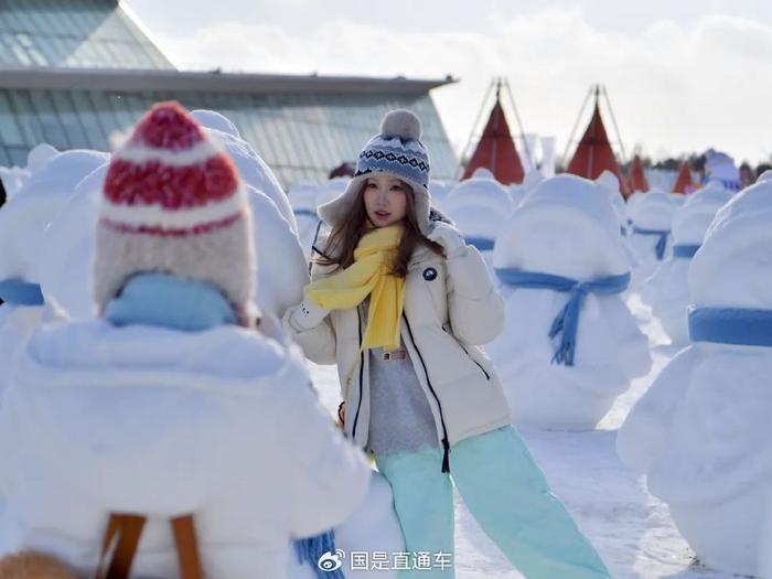 🔹12月26日，在吉林长白山，近百组雪人列阵亮相街头，呆萌的外形吸引游人纷纷拍照留念。中新社发 刘栋 摄