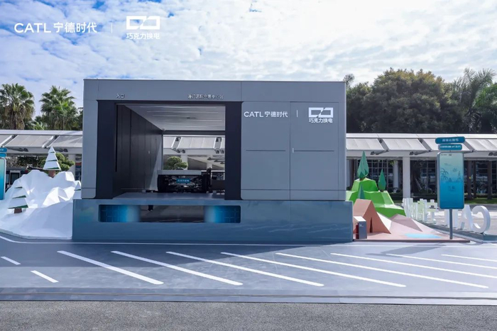 从上到下，分别是奥动、蔚来和宁德时代巧克力换电站