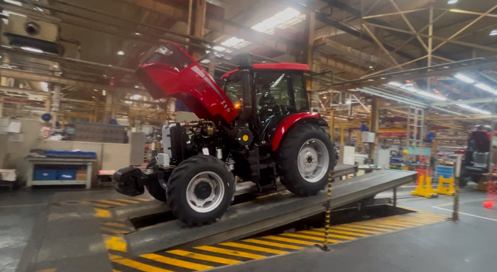 中国一拖集团有限公司生产车间内，一辆农机即将装配完成。经济日报记者张晓摄