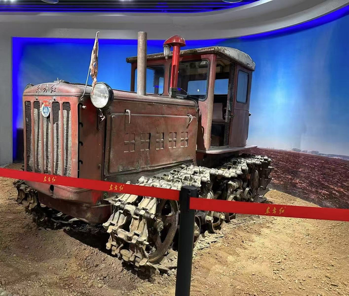 图为中国第一台东方红拖拉机（资料图片）