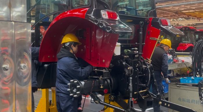 中国一拖集团有限公司农机装备生产线一景。经济日报记者张晓摄