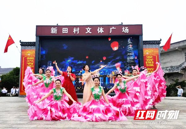村民在新田村百姓大舞台上载歌载舞。