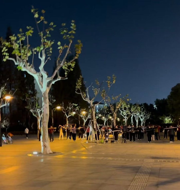 △辅路路侧人行区域很宽，市民们在此处跳舞。