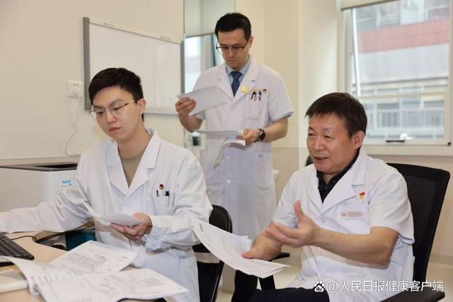 11月27日，北京朝阳医院常营院区内，肝胆外科纪智礼教授为患者解释病情。医院供图