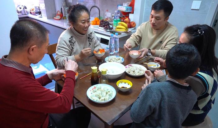 马林波一家人庆祝装修后重新入住（央广网记者 李子平 摄）