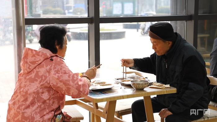 西安市未央区居民在社区食堂就餐（央广网记者 侯凯奇 摄）