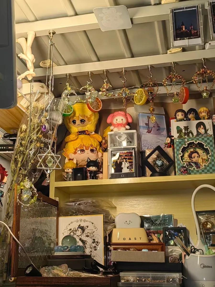 言槐的床上小桌，摆满了自己喜欢的物品