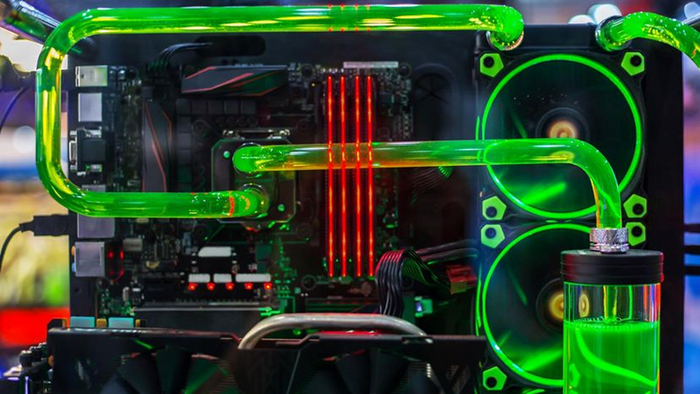 此图显示了液冷 PC 中的管道和储液器的复杂程度。