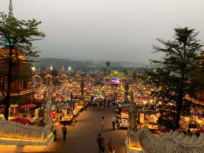 西双版纳夜市。   李凯旋/摄