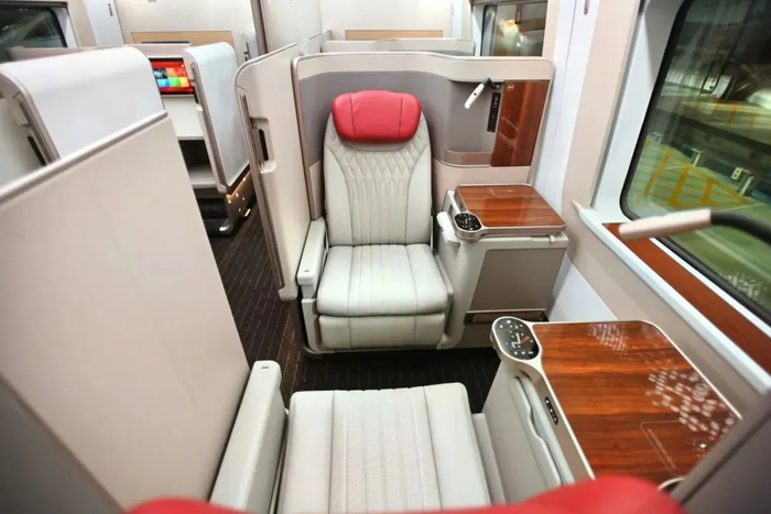 ▲ CR450BF 单人商务座