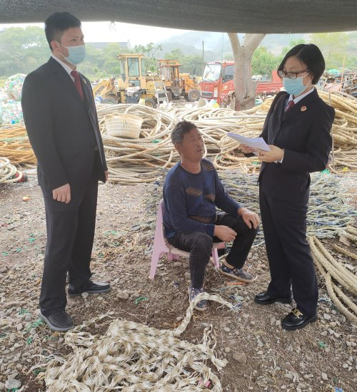 象山县检察院检察官现场勘查涉案再生资源回收场地。