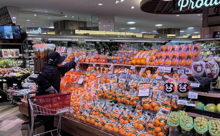 12月25日，日本东京一超市内，消费者在选购水果。记者欧阳迪娜摄