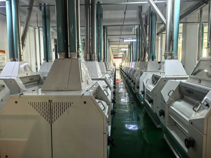 遂平克明面业面粉生产车间内一套套磨粉机整齐地排列。　经济日报记者杨子佩摄