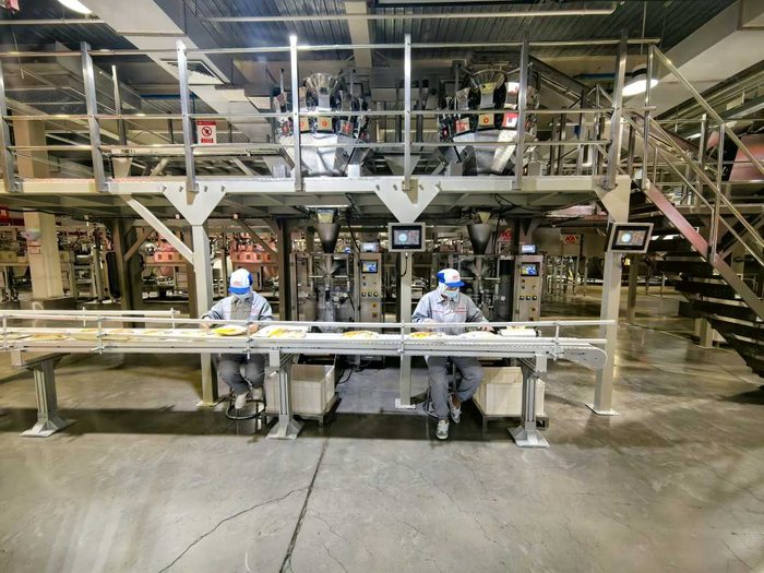 遂平克明面业挂面生产线一景。　经济日报记者杨子佩摄