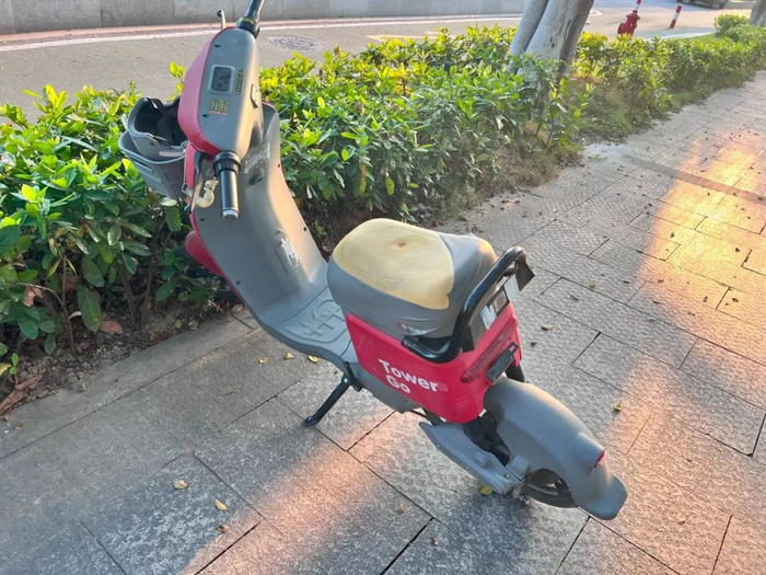 在黄埔区南岗片区附近的一个工业园外，停放着一辆共享电动单车 图片来源：每经记者 黄婉银 摄