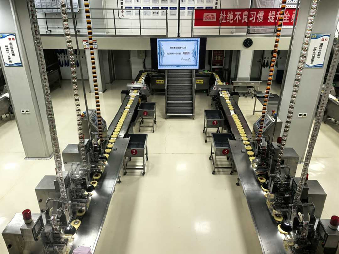 今麦郎（遂平）食品产业园内方便面生产线一景。　经济日报记者杨子佩摄