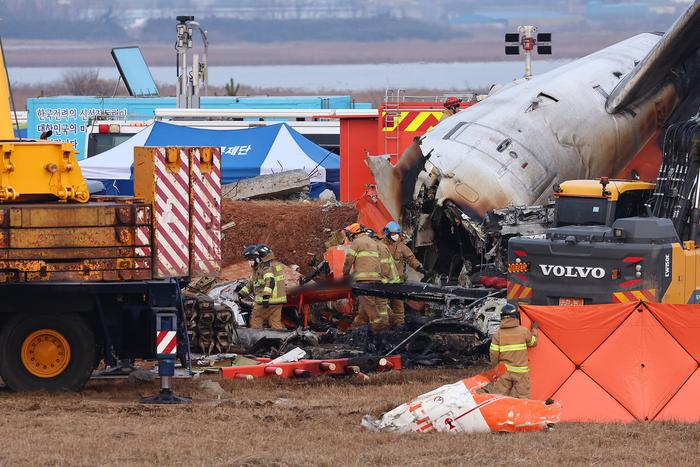 ▲12月29日，在济州航空客机碰撞起火事故现场，救援人员正在现场搜救 据视觉中国