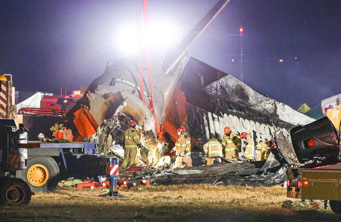 ▲12月29日，韩国全罗南道务安机场客机起火事故搜救工作夜间持续开展 据视觉中国