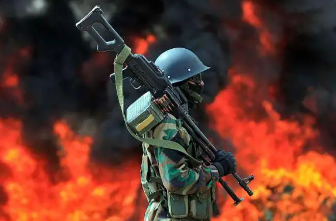 一名忠于胡塞武装的安全部队成员（图源：视觉中国）