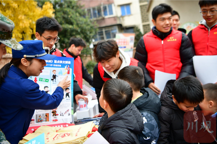 德阳消防员和大学生志愿者联合开展消防宣传活动。