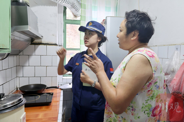 攀枝花的消防志愿者到居民家中排查消防隐患。