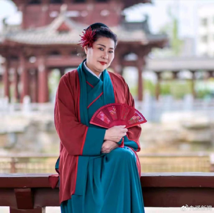 “王婆”赵梅个人照。图/赵梅社交平台截图