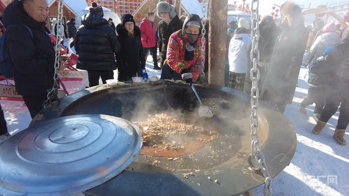 游客现场体验东北铁锅炖（央广网记者 舒震 摄）